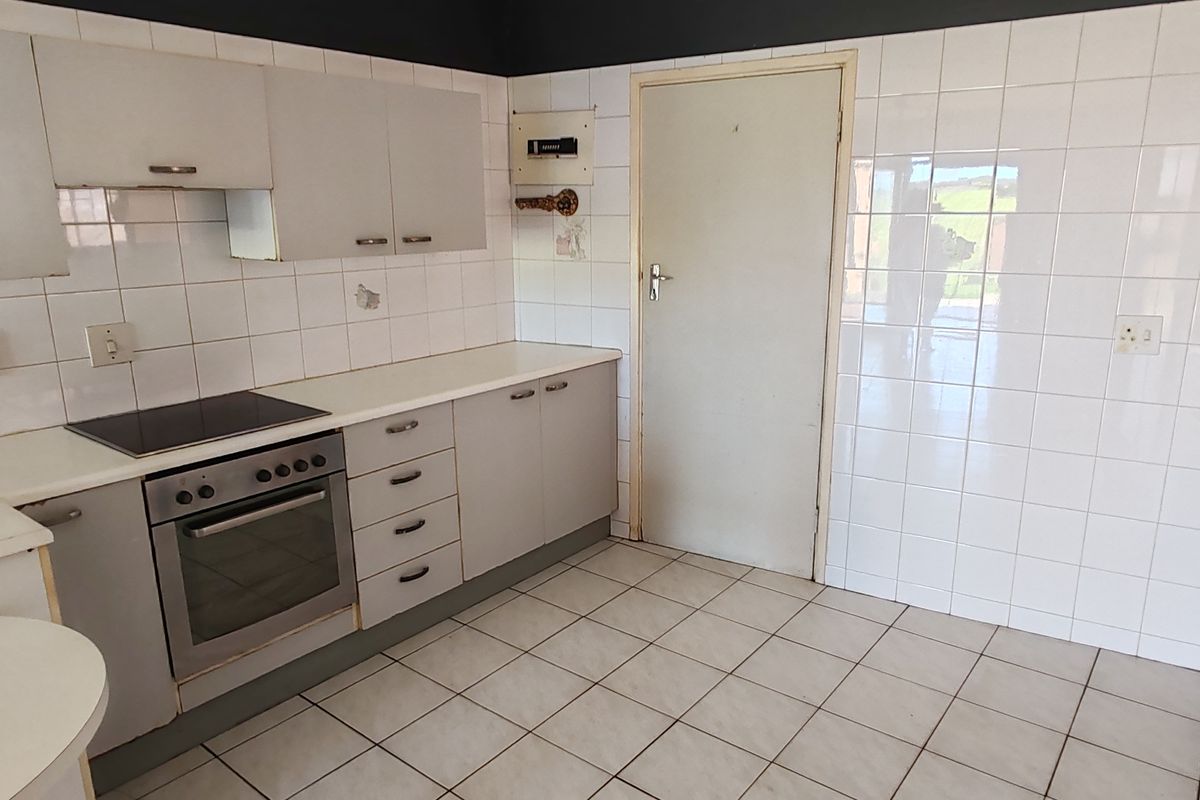 Charming Coastal Home with Sea Views and Pool – Uvongo, Margate - Photo 4