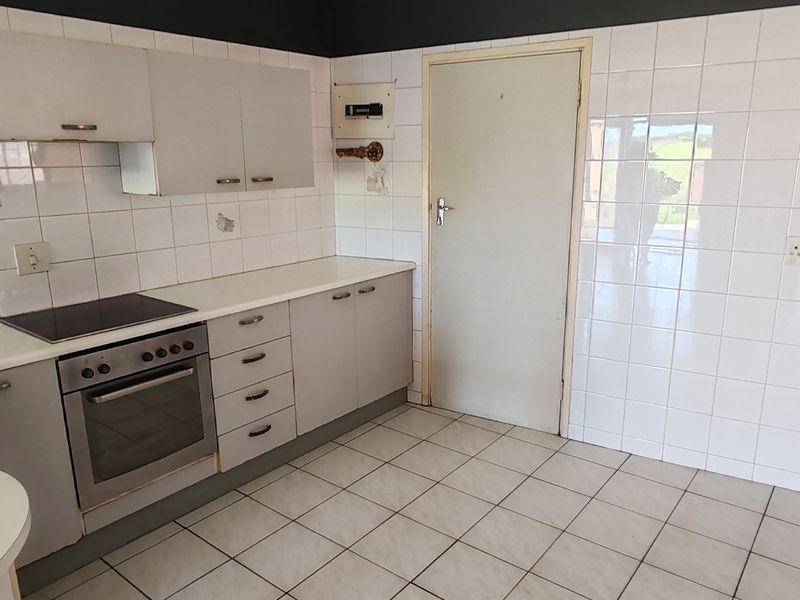 Charming Coastal Home with Sea Views and Pool – Uvongo, Margate - Photo 4