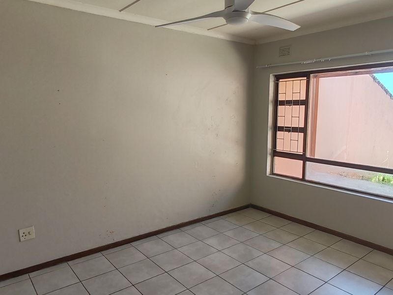 Charming Coastal Home with Sea Views and Pool – Uvongo, Margate - Photo 5