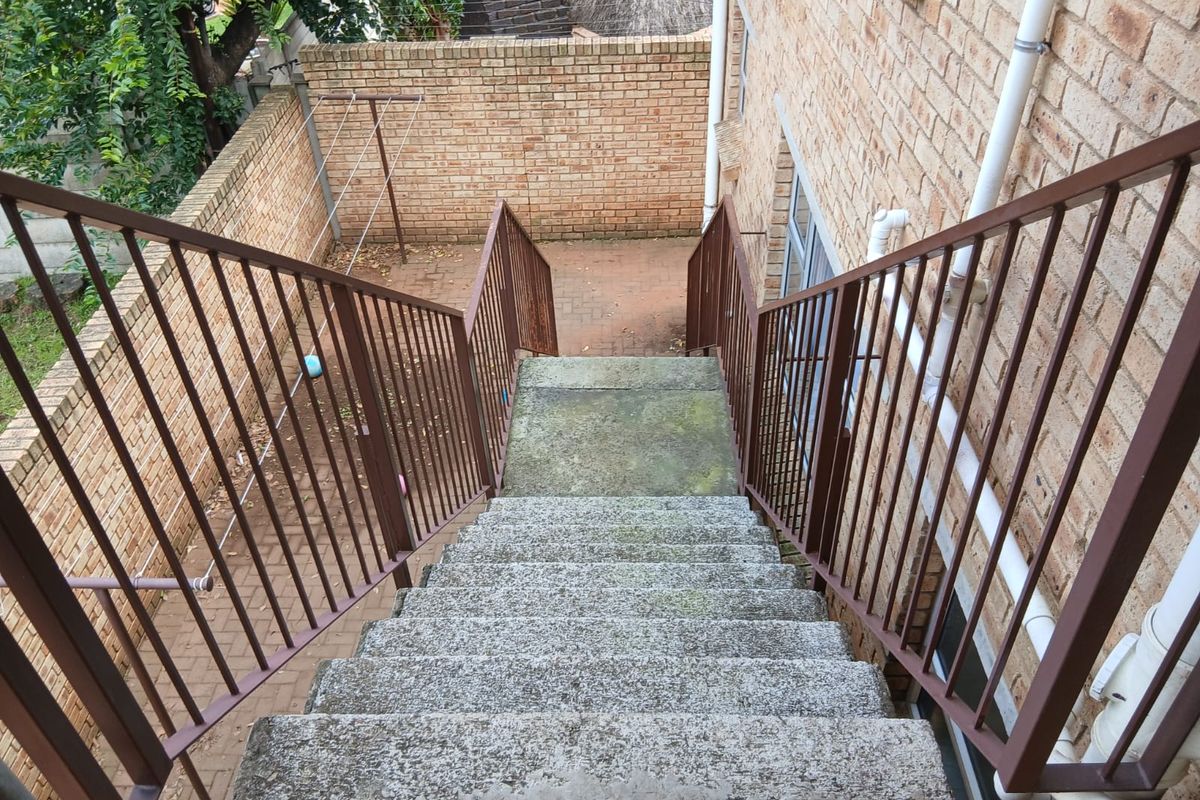 Spacious 3 Bedroom Apartment To Rent in Secure Complex - Photo 3