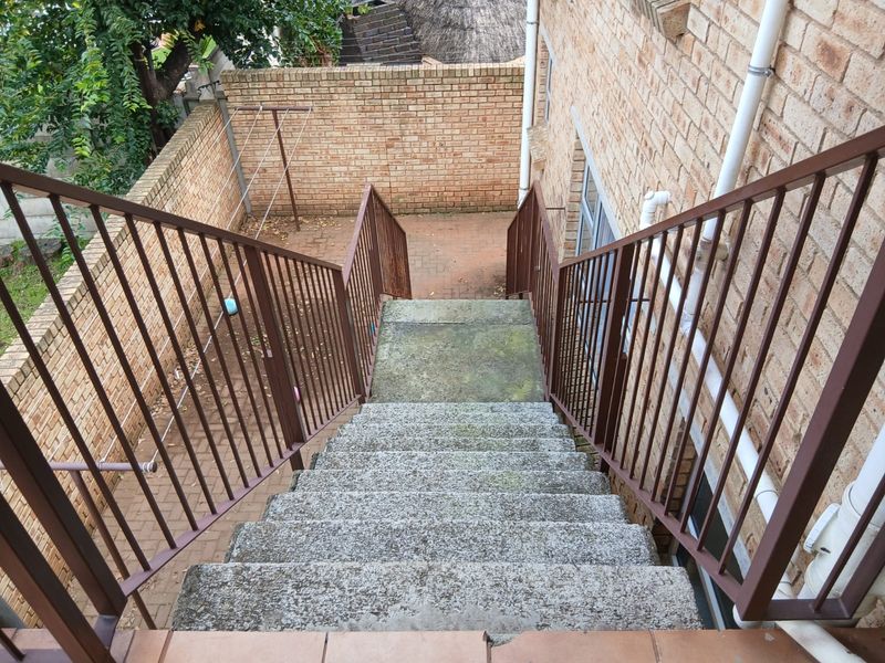 Spacious 3 Bedroom Apartment To Rent in Secure Complex - Photo 3