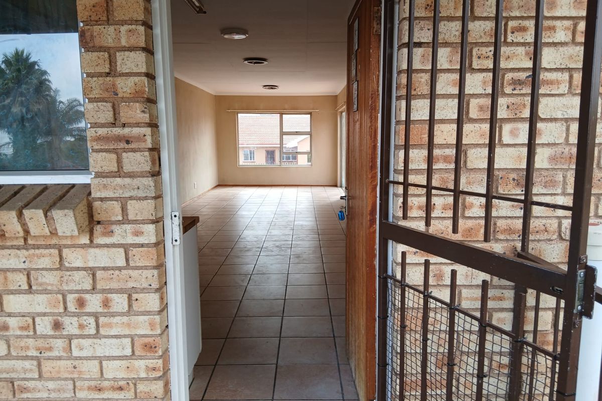 Spacious 3 Bedroom Apartment To Rent in Secure Complex - Photo 2