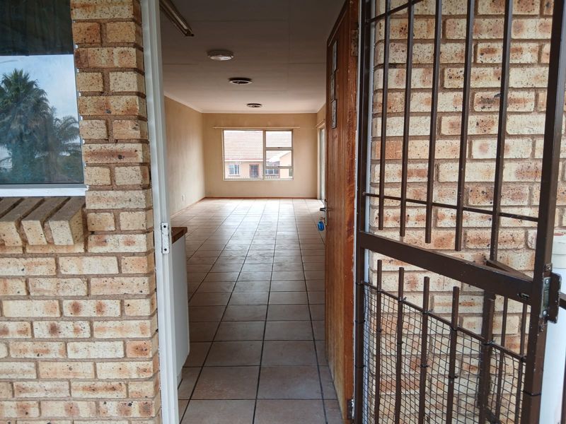 Spacious 3 Bedroom Apartment To Rent in Secure Complex - Photo 2