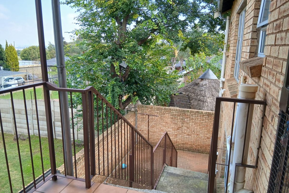 Spacious 3 Bedroom Apartment To Rent in Secure Complex - Photo 5