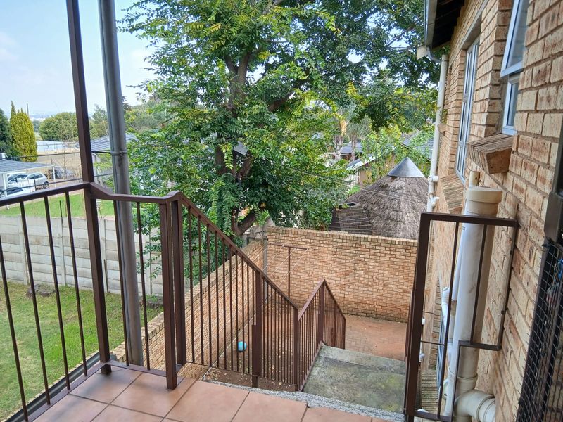 Spacious 3 Bedroom Apartment To Rent in Secure Complex - Photo 5