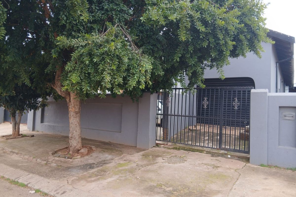 THREE BEDROOM FAMILY HOME FOR SALE IN KAGISO-RIVERSIDE - Photo 2
