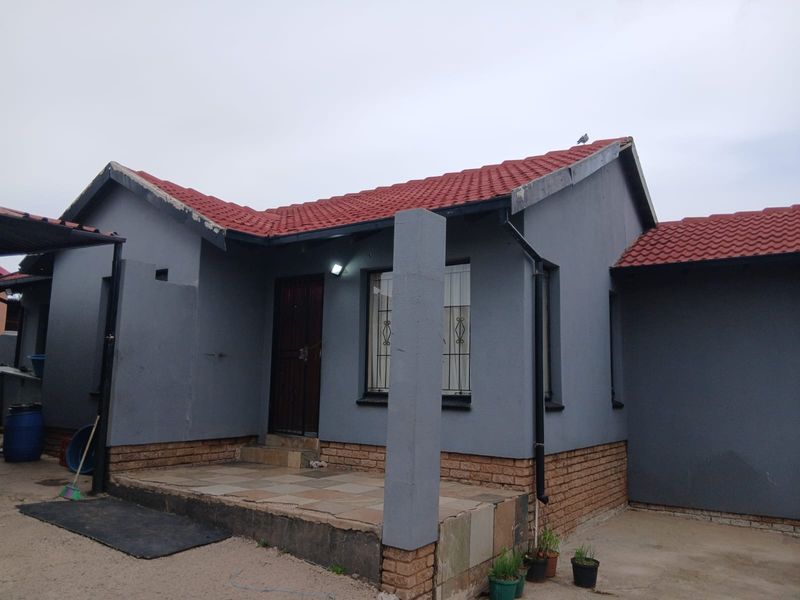 THREE BEDROOM FAMILY HOME FOR SALE IN KAGISO-RIVERSIDE - Photo 3