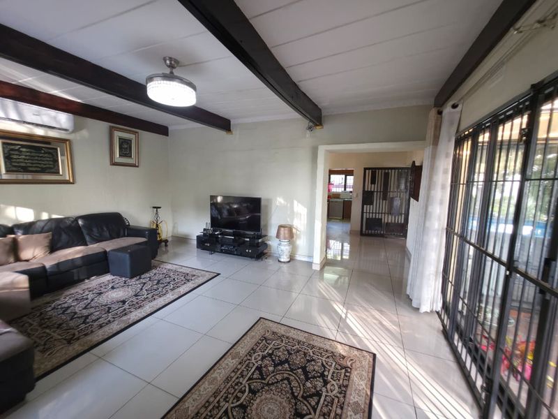 CASTLE HOME - Photo 2