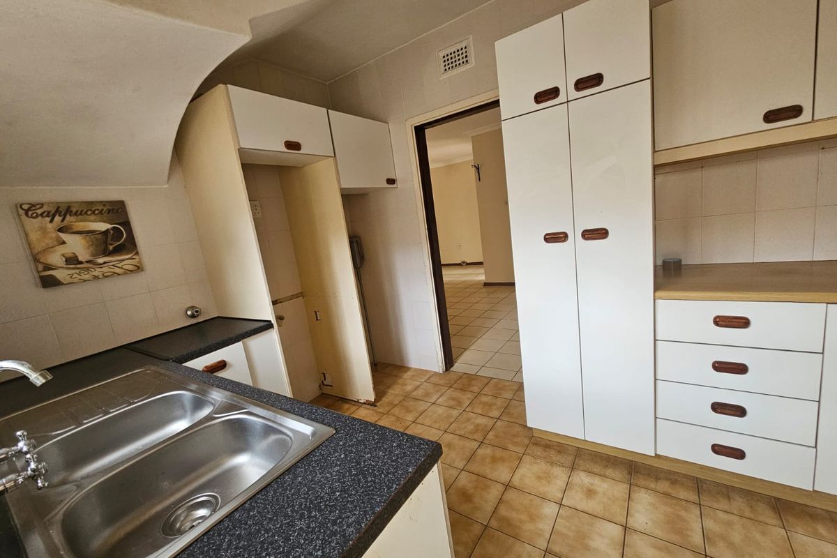 DECEASED ESTATE. HUGE DUPLEX FOR SALE - Photo 2