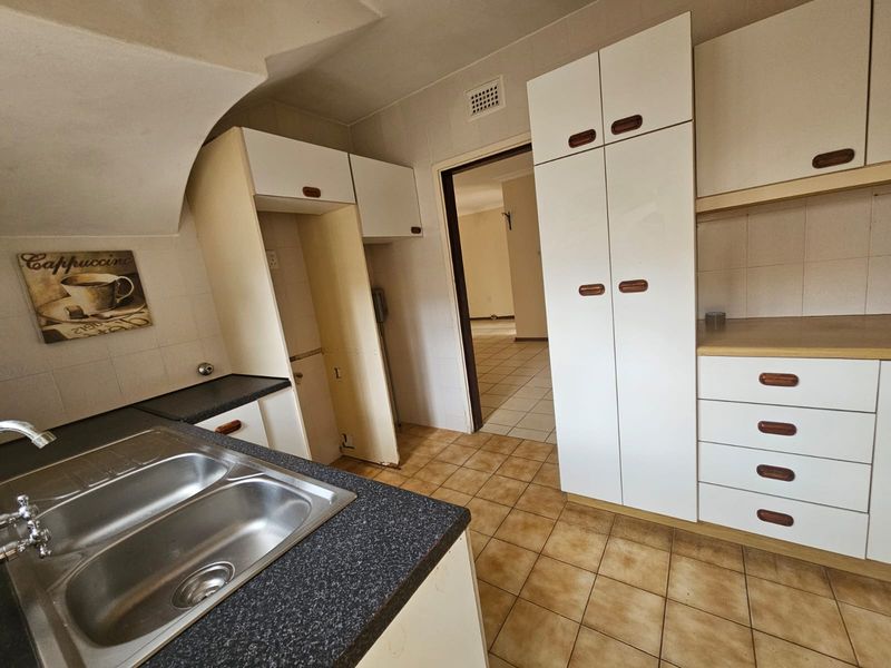DECEASED ESTATE. HUGE DUPLEX FOR SALE - Photo 2
