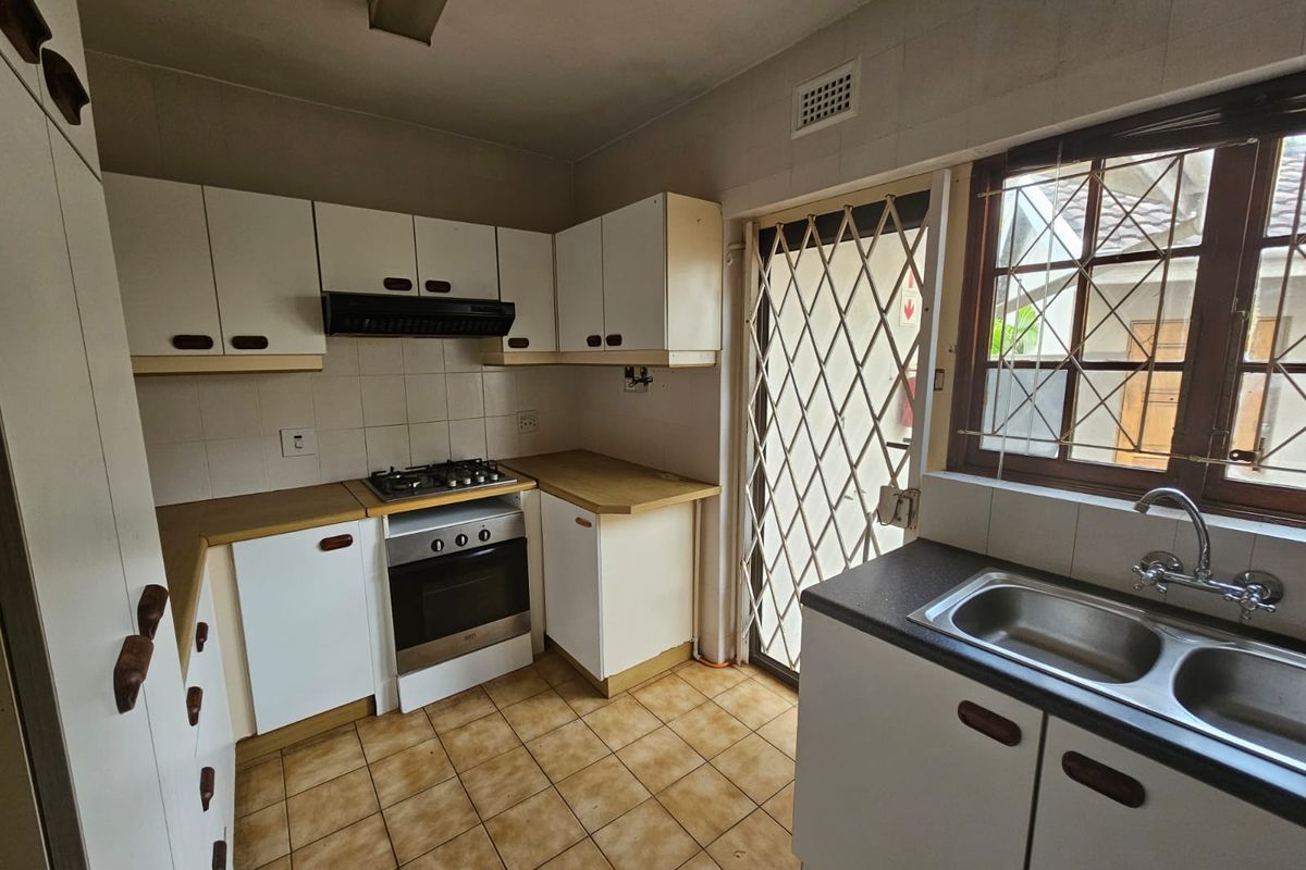 DECEASED ESTATE. HUGE DUPLEX FOR SALE - Photo 3