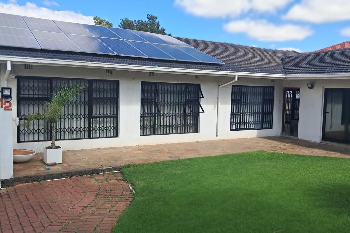 Neat Modern spacious 4 bedroom house to rent in Horison View - Photo 2