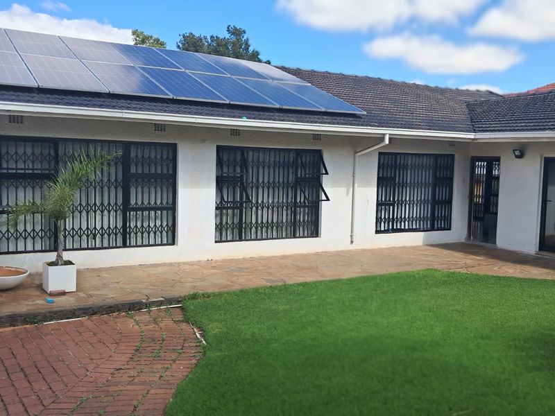 Neat Modern spacious 4 bedroom house to rent in Horison View - Photo 2