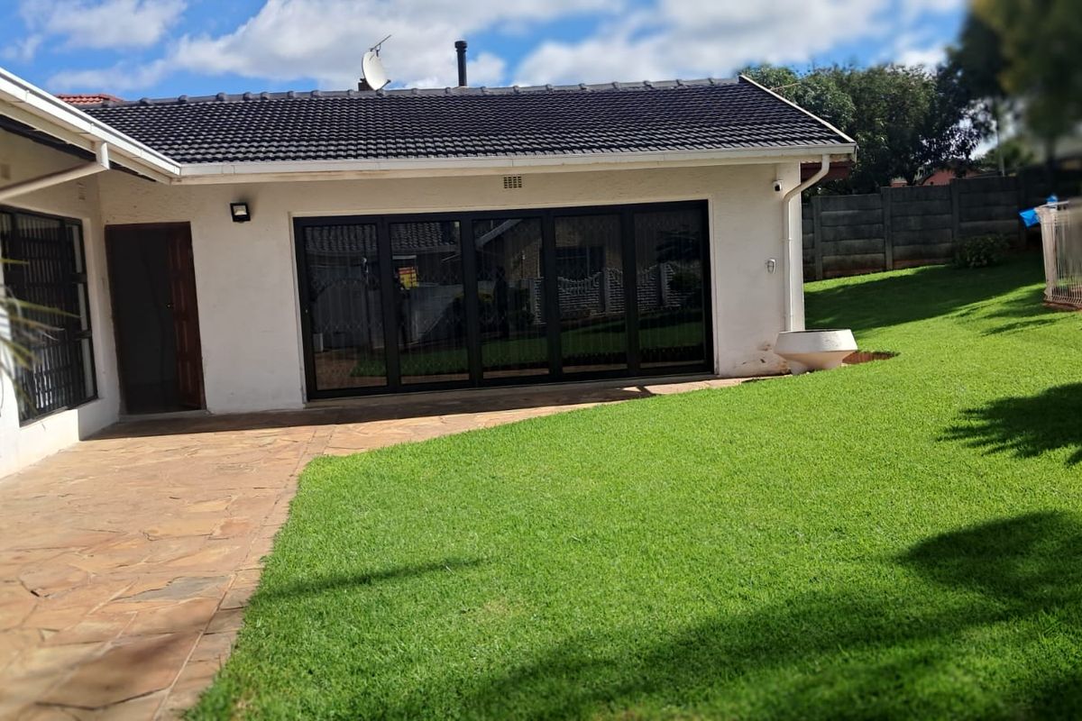 Neat Modern spacious 4 bedroom house to rent in Horison View - Photo 4