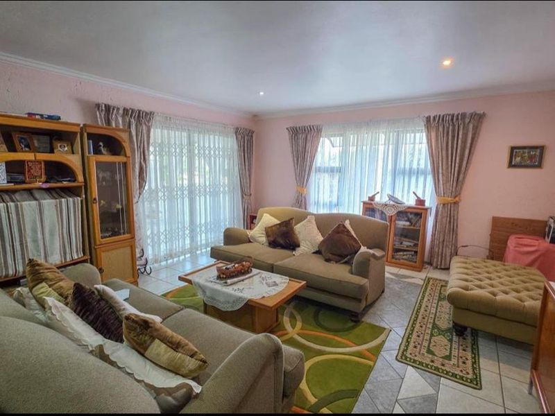 Beautiful 2 BedroomTownhoue - Photo 4