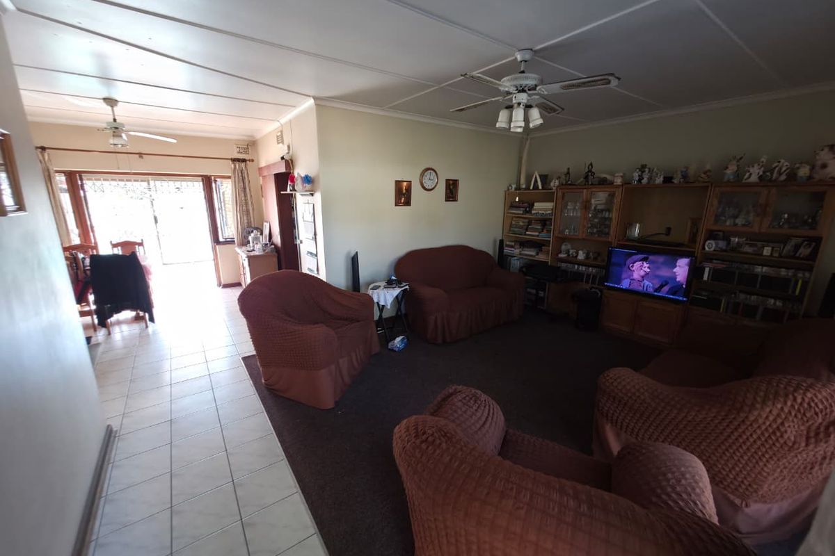 ATHLONE PARK FAMILY HOME - Photo 2