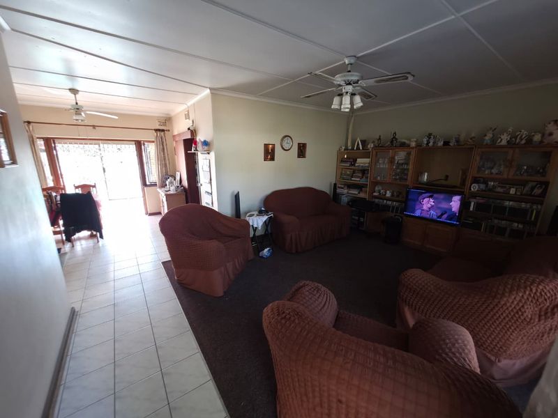 ATHLONE PARK FAMILY HOME - Photo 2