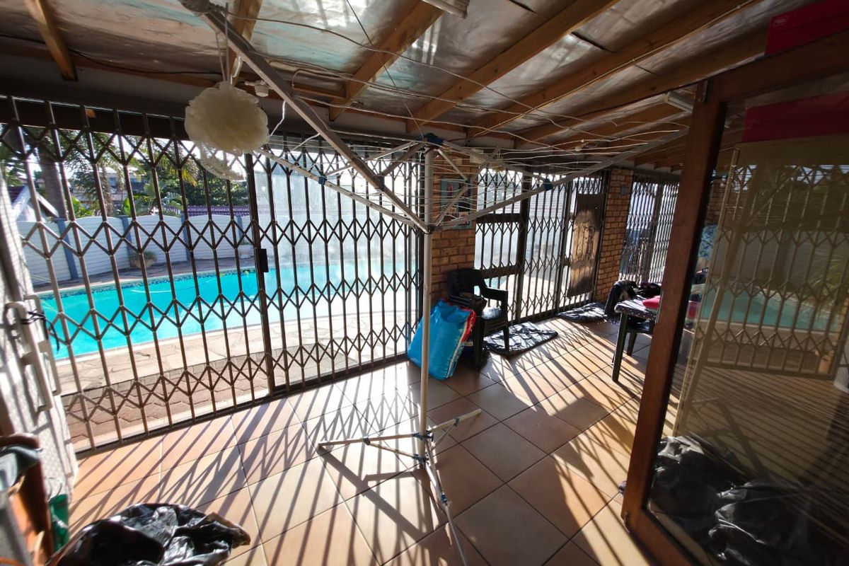 ATHLONE PARK FAMILY HOME - Photo 4