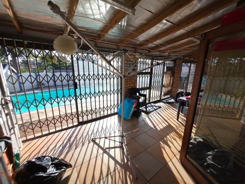 ATHLONE PARK FAMILY HOME - Photo 4