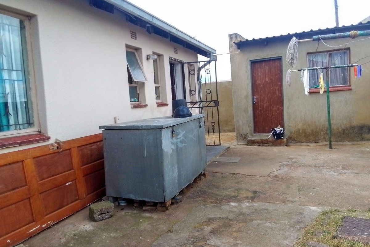 Charming 2-Bedroom Home with Spacious Yard ! - Photo 2