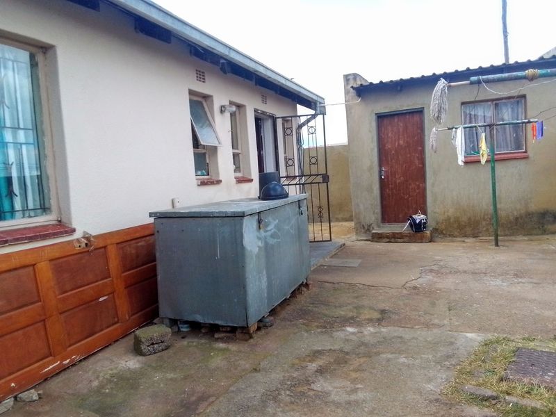 Charming 2-Bedroom Home with Spacious Yard ! - Photo 2