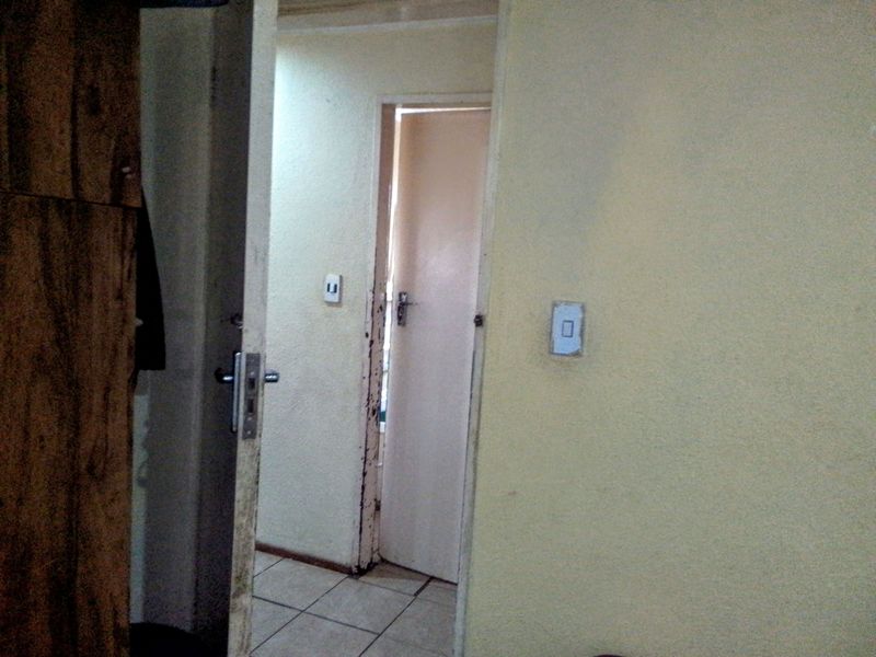 Charming 2-Bedroom Home with Spacious Yard ! - Photo 6