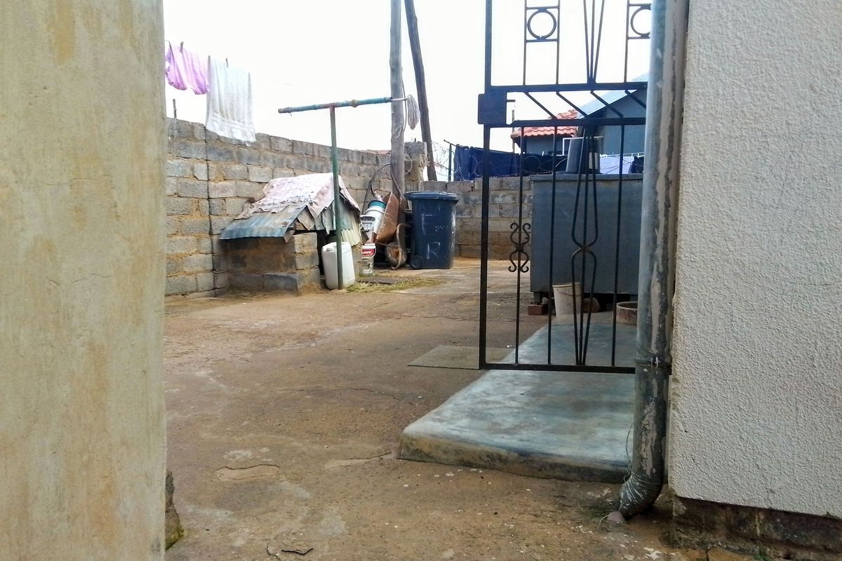 Charming 2-Bedroom Home with Spacious Yard ! - Photo 3