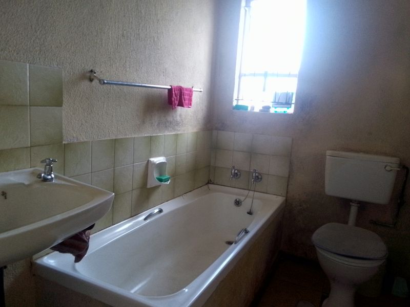 Charming 2-Bedroom Home with Spacious Yard ! - Photo 7
