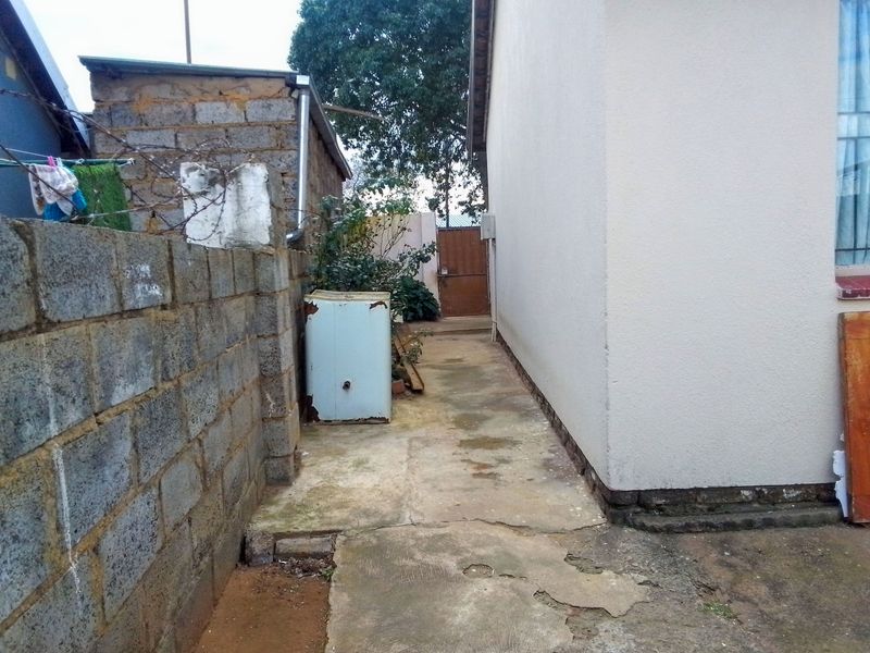 Charming 2-Bedroom Home with Spacious Yard ! - Photo 10