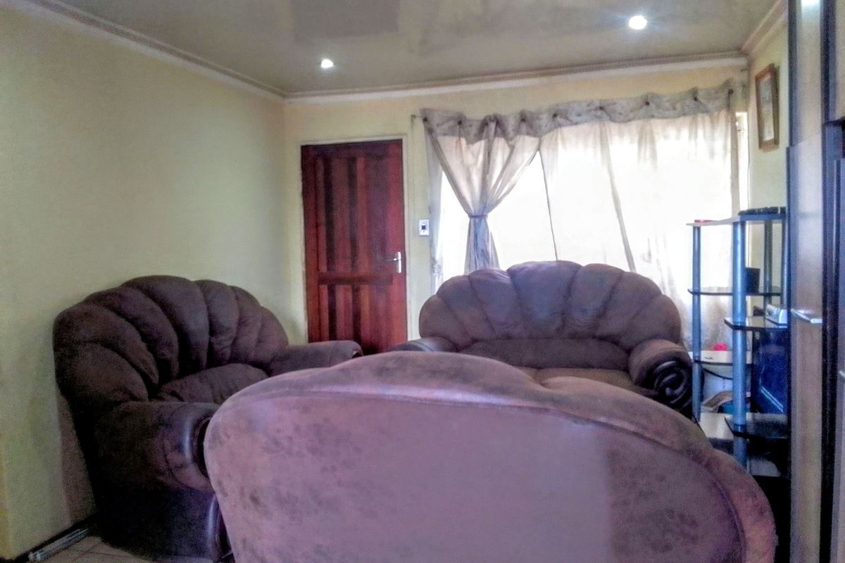 Charming 2-Bedroom Home with Spacious Yard ! - Photo 5