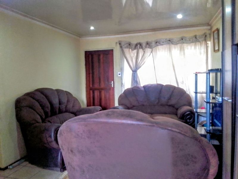 Charming 2-Bedroom Home with Spacious Yard ! - Photo 5