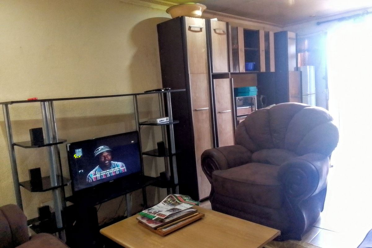 Charming 2-Bedroom Home with Spacious Yard ! - Photo 4