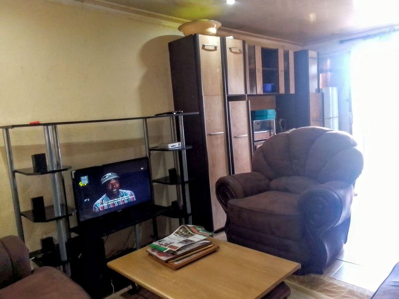Charming 2-Bedroom Home with Spacious Yard ! - Photo 4