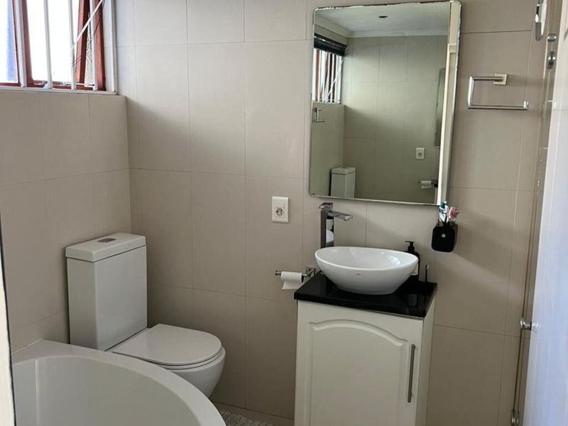 Two Bedroom Flat - Photo 8
