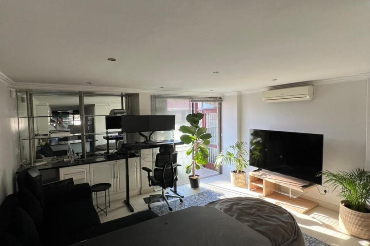 Two Bedroom Flat - Photo 3