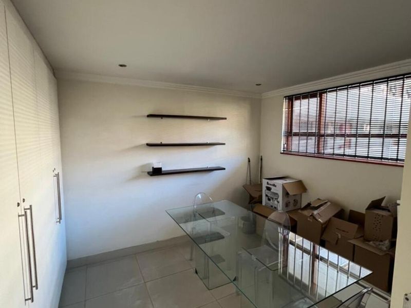 Two Bedroom Flat - Photo 7