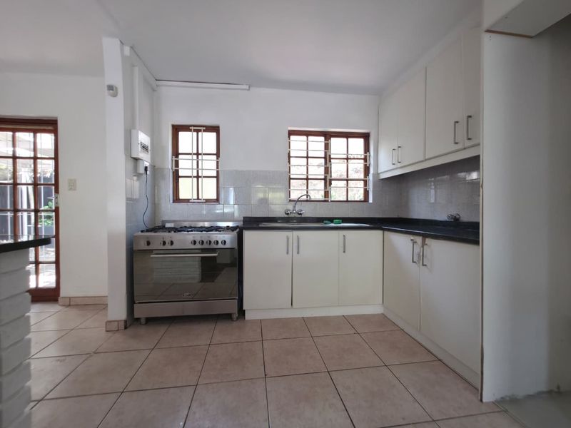 CHARMING AND STYLISH TOWNHOUSE - Photo 3