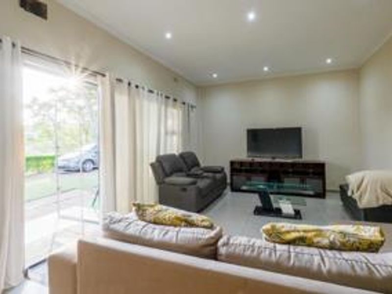 MODERN AND STYLISH - Photo 2