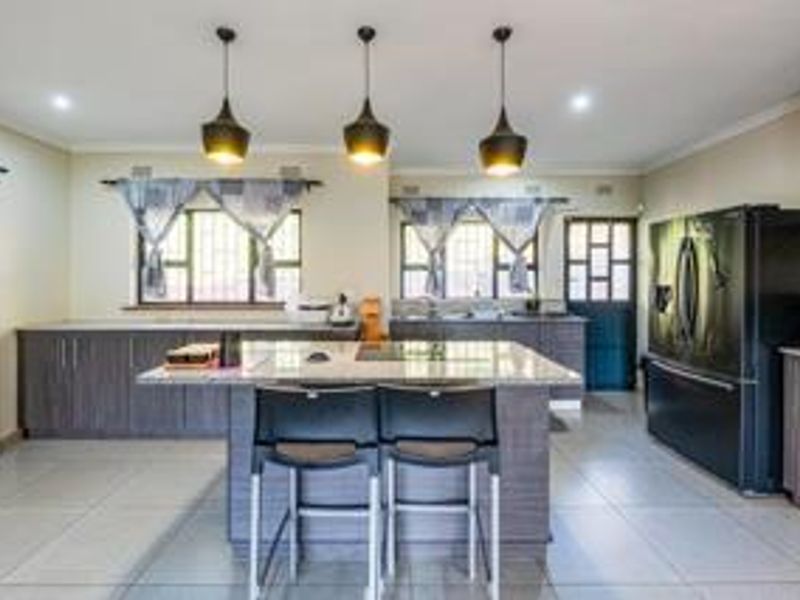 MODERN AND STYLISH - Photo 3