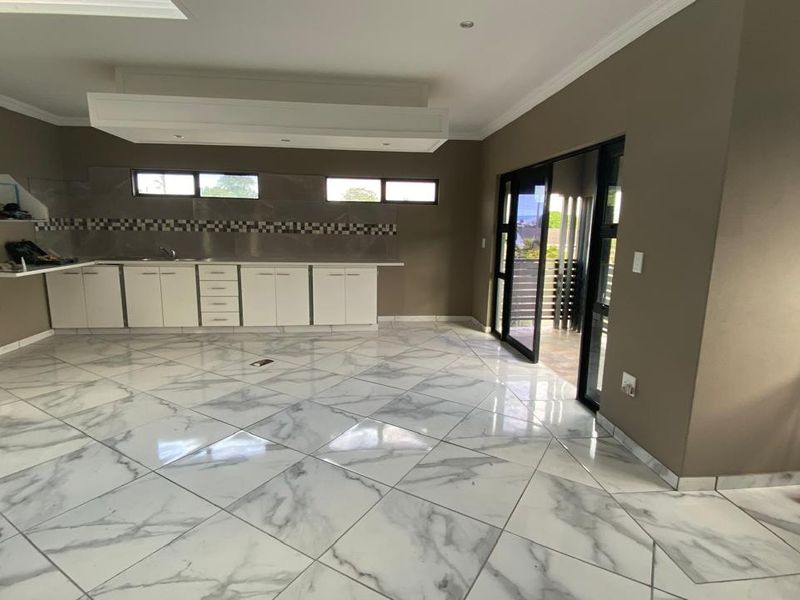 Renovated, neat and spacious 1-bedroom flat to let in Phoenix - Photo 3
