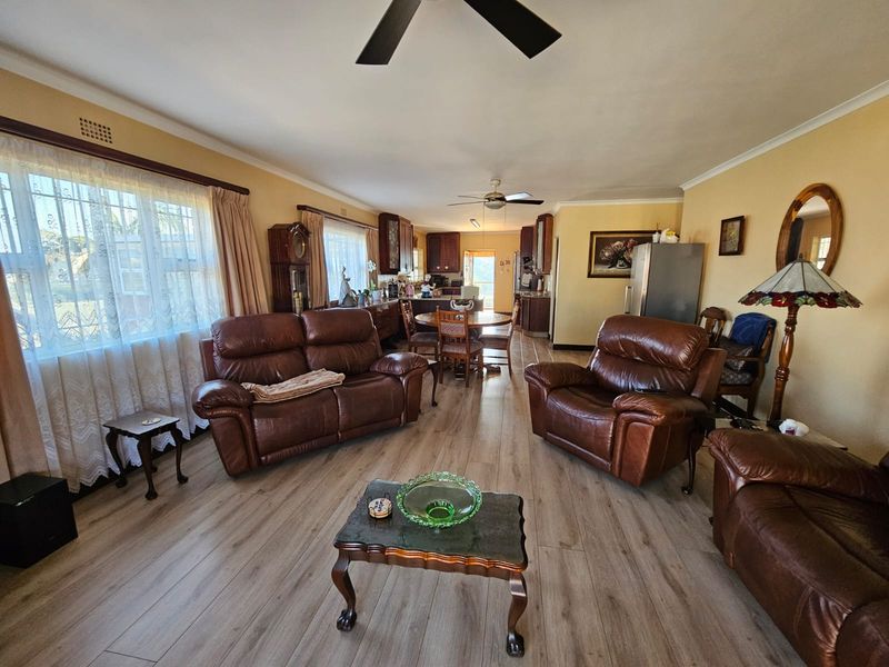RARE FACEBRICK DOUBLE-STOREY INCOME GENERATOR IN AMANZIMTOTI - Photo 4