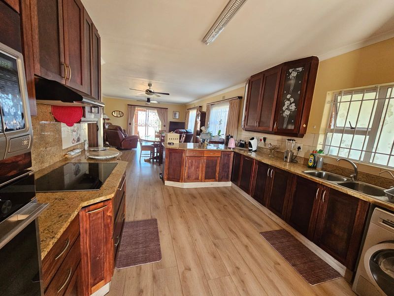 RARE FACEBRICK DOUBLE-STOREY INCOME GENERATOR IN AMANZIMTOTI - Photo 3