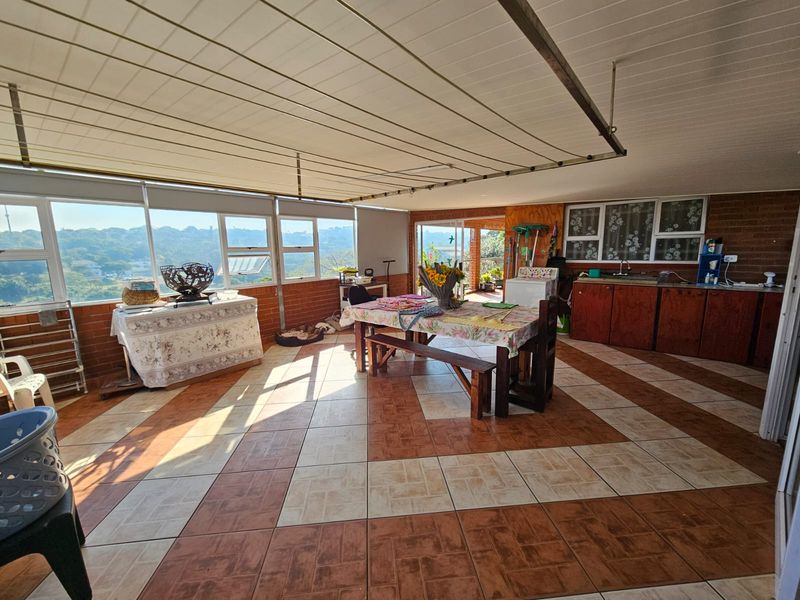 RARE FACEBRICK DOUBLE-STOREY INCOME GENERATOR IN AMANZIMTOTI - Photo 2