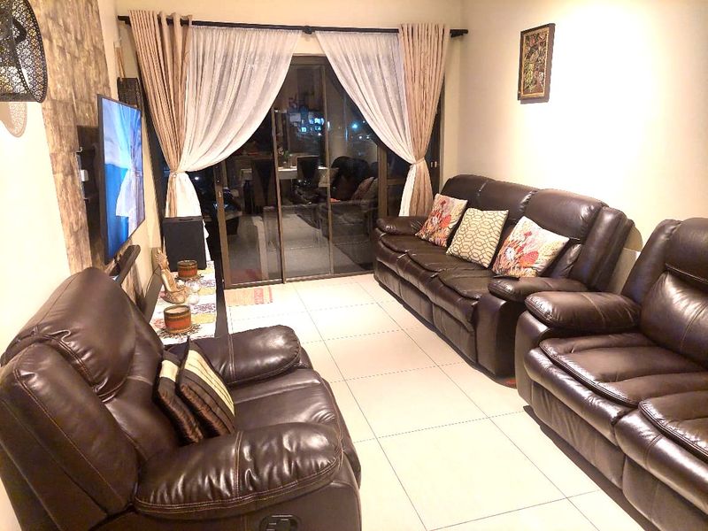 Close to the Beach Apartment in a Secure Complex in Winkelspruit - Photo 4