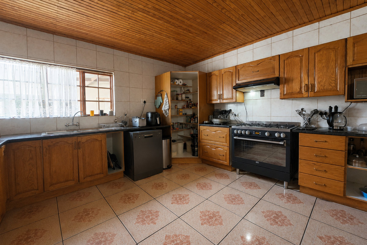 3 Houses, 9 Bedrooms, One Property! - Photo 2
