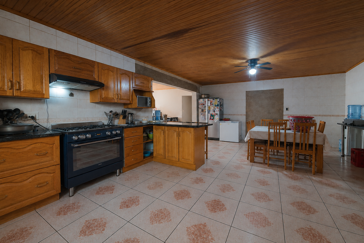 3 Houses, 9 Bedrooms, One Property! - Photo 3
