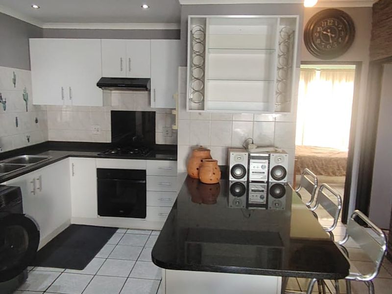 Fully Furnished Coastal Apartment with Stunning Sea Views for sale just 50 Metres from the Beach! - Photo 3