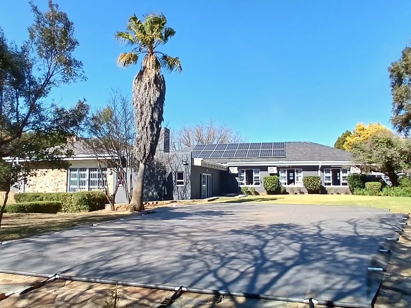 Luxury Family Home with Distinguished Cigar & Whiskey Lounge | Noordheuwel - Photo 1