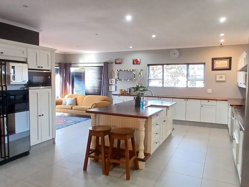 Luxury Family Home with Distinguished Cigar & Whiskey Lounge | Noordheuwel - Photo 2