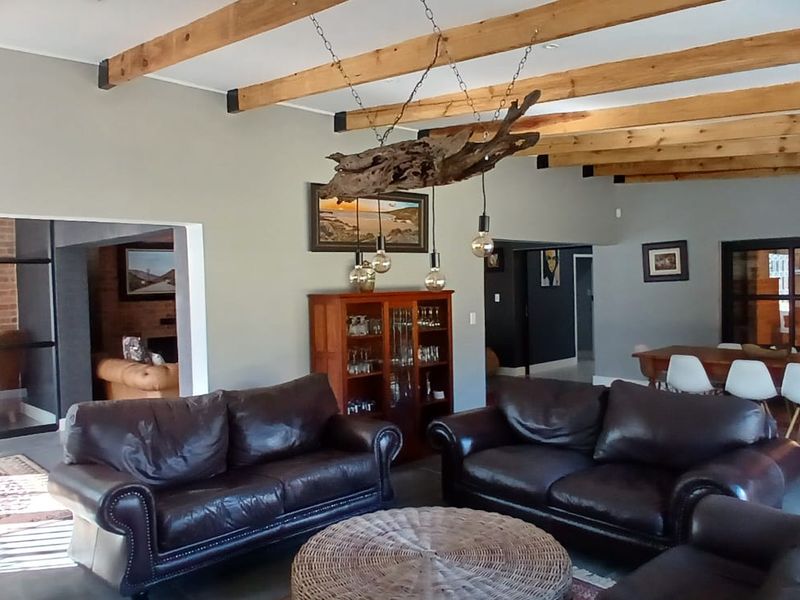 Luxury Family Home with Distinguished Cigar & Whiskey Lounge | Noordheuwel - Photo 8